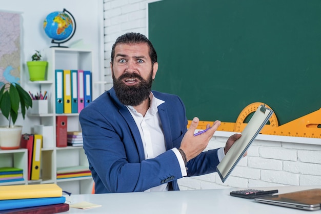 Foto professor universitário brutal sem barba na escola de sala de aula