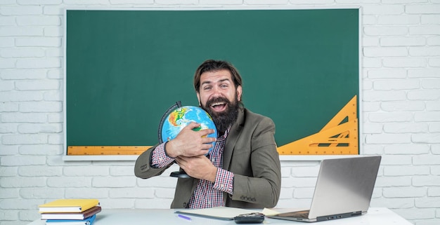 Professor universitário brutal sem barba no dia dos professores em sala de aula