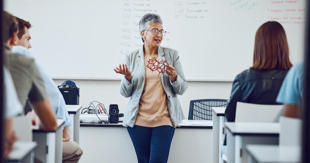 Foto professor universitário de educação e alunos em sala de aula para palestra sobre inovação em física científica ou matemática concentre a atenção e professora universitária em apresentação com diversidade na aprendizagem