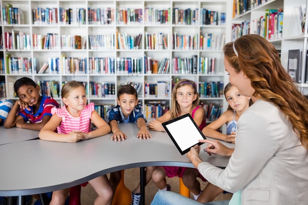 Professor usando tablet com alunos