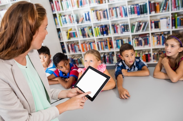 Professor usando tablet com alunos