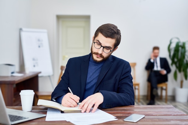 Professor Writing Buch im Büro