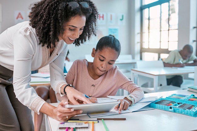 Professora ajudando jovem ensinando trabalho criativo em livro e crianças em sala de aula ensolarada Empoderamento educacional em educador escolar falando com aluno e aprendendo matemática na mesa