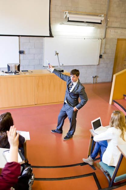 Professora confiante dando uma lição para estudantes universitários