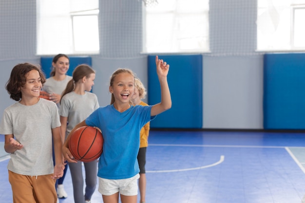 Foto professora de esportes com seus alunos