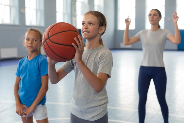 Foto professora de esportes com seus alunos