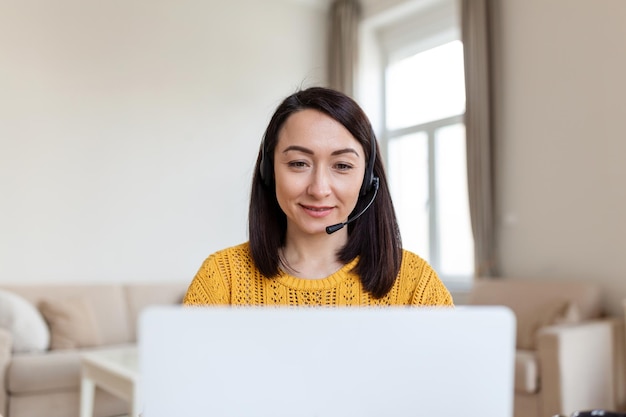 Professora de mulher de negócios asiática, tutora, usa fone de ouvido sem fio, videoconferência, chamando no computador portátil, conversa por webcam, aprenda a ensinar no conceito de ensino on-line de webinar à distância de bate-papo on-line