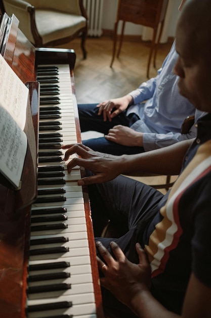 Professora de piano tocando um piano Foto de estoque