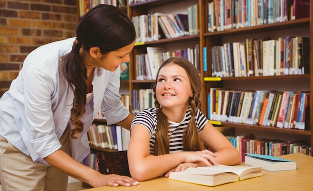 Professora e pequena na biblioteca