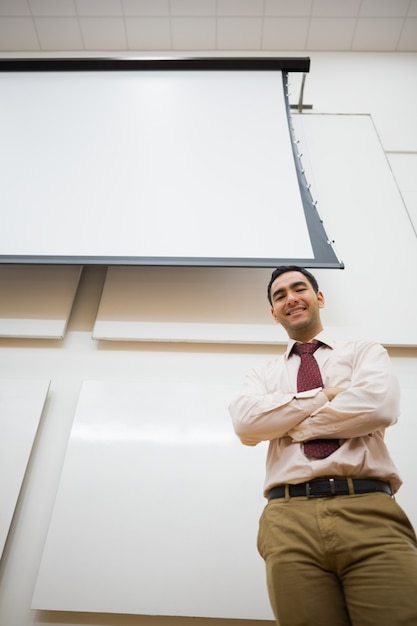 Professora elegante com tela de projeção na sala de aula