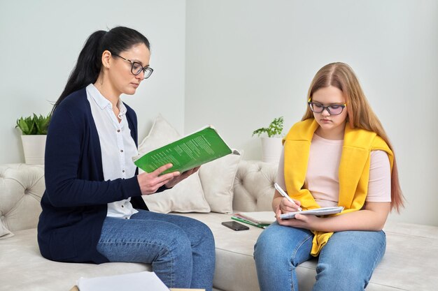 Professora estudando individualmente com adolescente