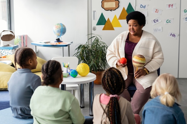 Foto professora explicando aos alunos