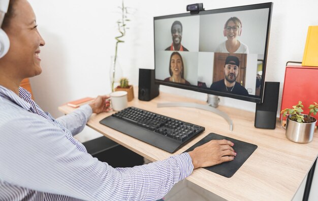 Professora fazendo videochamada com alunos de casa - distância social e conceito de tecnologia - foco disponível