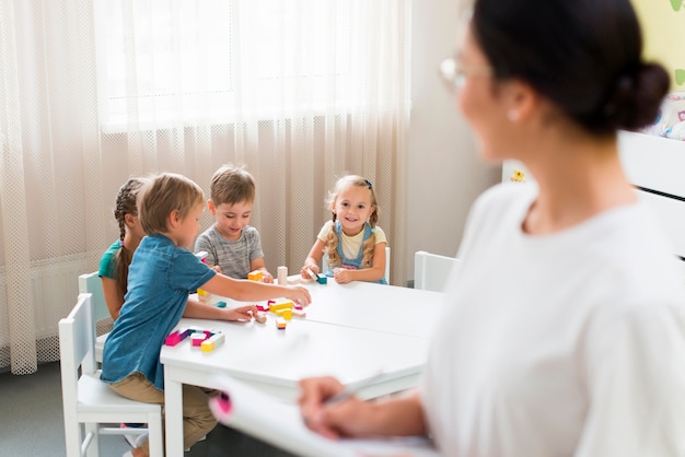 Professora olhando para seus alunos