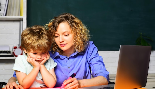 Professora preparando criança para exames escolares, mãe e filho aprendendo juntos em casa