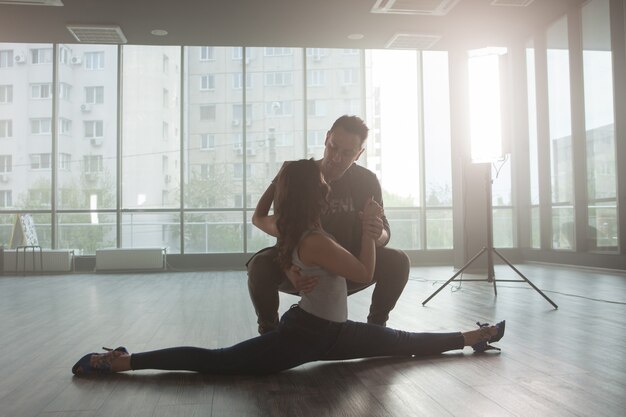 Foto professores de dança mostrando habilidade avançada durante sua prática. relação de dançarinos. belo desempenho.