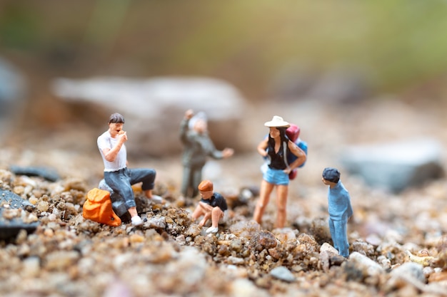 Professores e crianças em miniatura fazem caminhadas no parque, conceito de acampamentos de verão