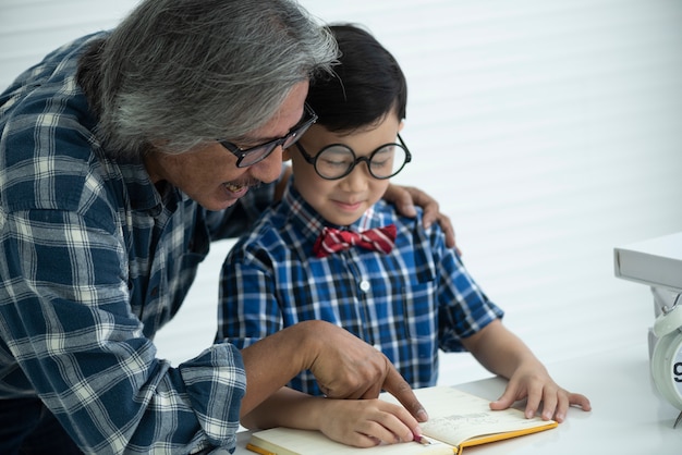 Professores mais velhos estão ensinando os alunos a fazer lição de casa