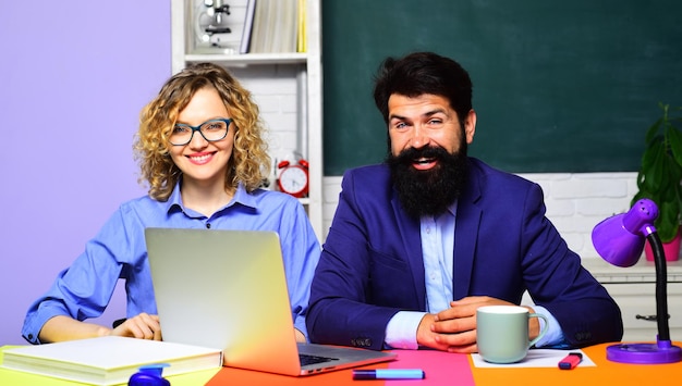 Professores sorridentes na sala de aula professores universitários trabalho diurno na escola casal de homem e mulher na universidade