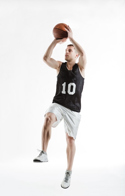 Foto profi-basketball-spieler mit ball springt in den händen