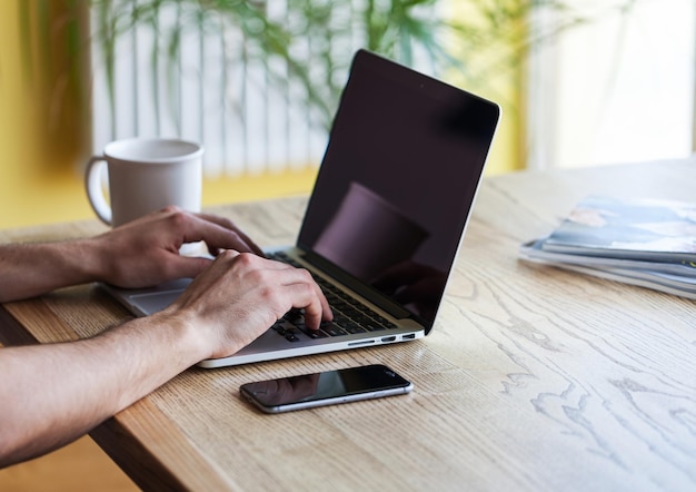 Profi bei der Arbeit Draufsicht eines Mannes, der an seinem Arbeitsplatz am Laptop arbeitet