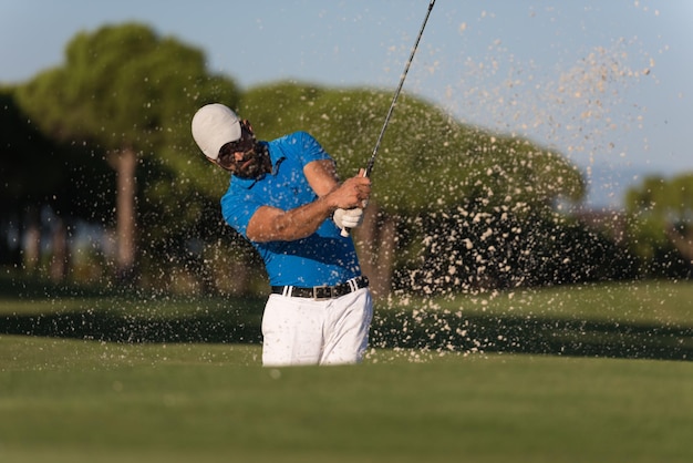 Profi-Golfspieler schoss Ball aus Sandbunker auf Kurs