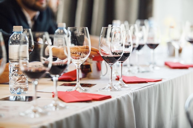 Foto profi in gläsern weinproben aufstellung auf dem tisch profi-sommelier degustationsveranstaltung