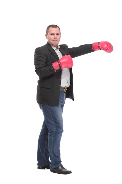 Profil eines erfolgreichen Geschäftsmannes, der mit Boxhandschuhen in voller Länge isoliert auf...