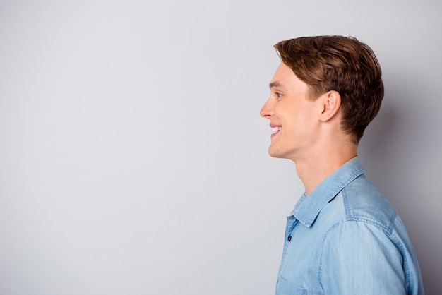 Profil Seite Foto von fröhlichen Inhalt Kerl starren Copyspace hören, wie sein Freund Gespräch tragen moderne Outfit über grau Farbe Hintergrund isoliert tragen