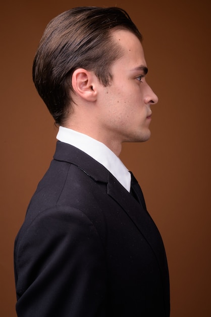 Profilansicht des jungen kaukasischen Geschäftsmann tragenden Anzugs