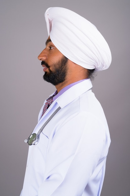 Foto profilansicht porträt des indischen sikh-mannarztes