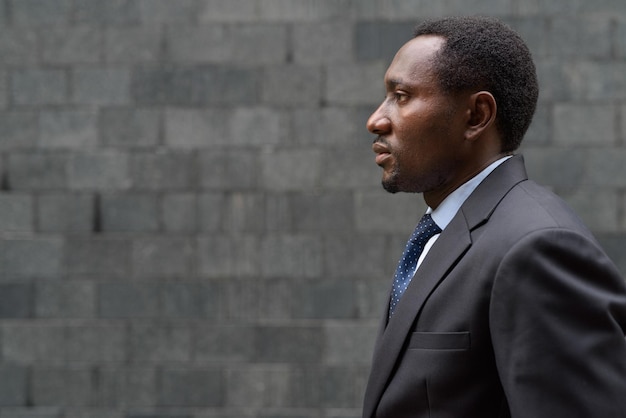 Profilansicht Porträt eines gutaussehenden afrikanischen Geschäftsmannes in der Stadt