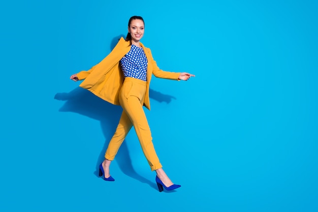 Profilfoto in voller Länge von attraktiver Arbeiterdame, die Firmenmeeting Konferenz trägt gelbe Blazer Anzughose gepunktete Bluse Schuhe High-Heels isoliert hellblauer Hintergrund color