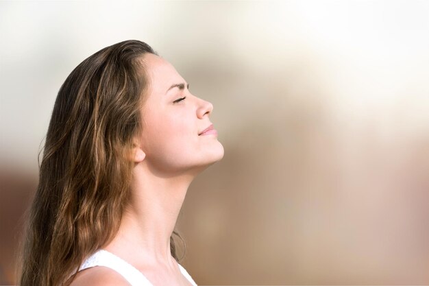 Profilporträt einer Frau, die tief frische Luft atmet