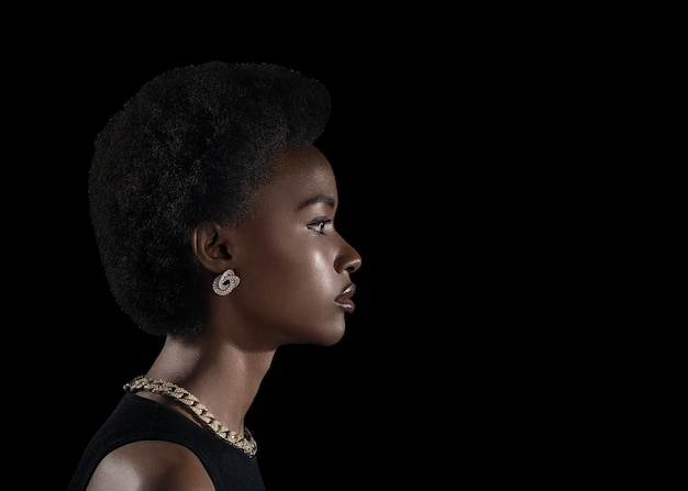 Profilschönheitsporträt der jungen schwarzen Frau auf dunklem Hintergrund