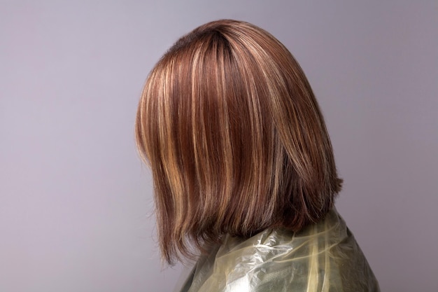Profilseitenansicht einer Frau mit hervorgehobenen braunen Haaren