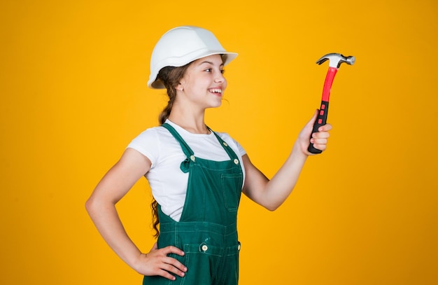 Profissão futura Inspetor de capataz adora ocupação de trabalho conceito de aprendizagem garoto em treinamento de oficina para usar instrumento de mão menina vestindo roupas de engenheiro Ferramentas para melhorar a si mesmo