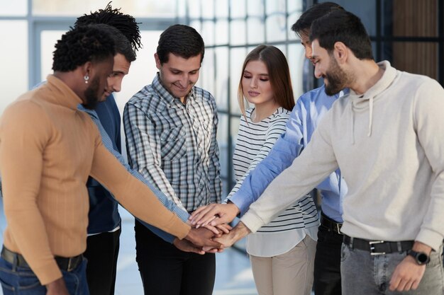 Profissionais de negócios dão as boas-vindas a um novo participante do seminário