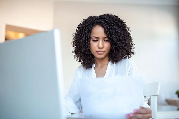 Profissionais de negócios Mulher de negócios analisando dados usando o computador enquanto passa o tempo no escritório Linda jovem sorridente profissional Mulher negra no escritório Gráficos e gráficos