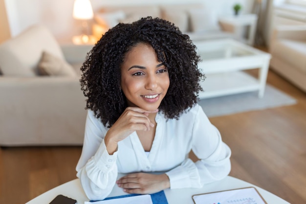 Profissionais de negócios mulher de negócios analisando dados usando o computador enquanto passa o tempo no escritório linda jovem sorridente profissional mulher negra no escritório gráficos e gráficos