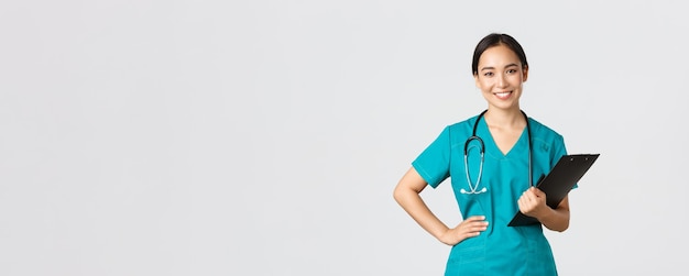 Profissionais de saúde prevenindo o conceito de campanha de quarentena de vírus sorrindo agradável físico feminino asiático...