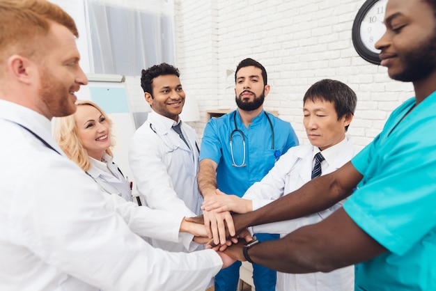 Foto profissionais doutores segurando as outras mãos.