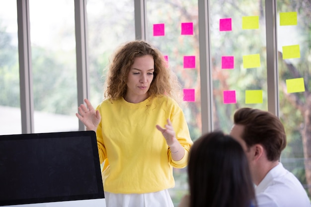 Profissionais empresariais no trabalho