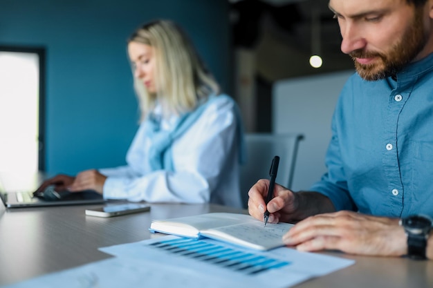 Profissionais trabalhando juntos no escritório