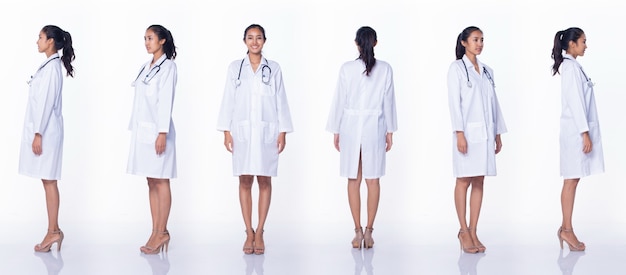 Profissional asiática linda médica enfermeira mulher com estetoscópio de cabelo uniforme de jaleco sorri, levanta-se e caminha no hospital médico, iluminação de estúdio com fundo branco, pacote de grupo de colagem completo 360