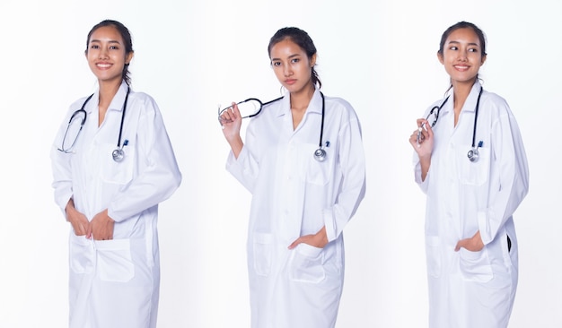 Profissional asiática linda médica enfermeira mulher em uniforme de laboratório, cabelo preto, segurando um estetoscópio para verificar e sorri no hospital médico, iluminação de estúdio com fundo branco, colagem de grupo retrato de pacote