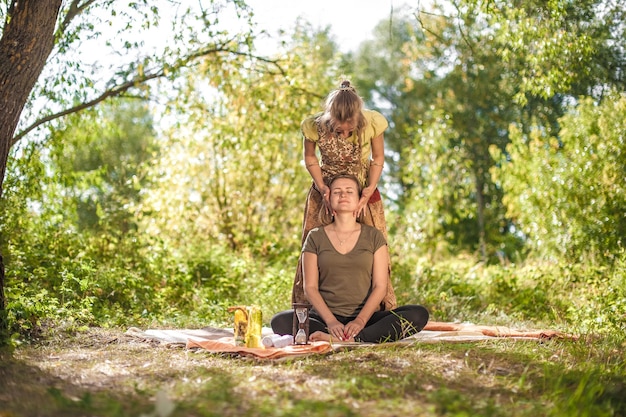 Foto profissional de massagem implementa suas habilidades de massagem na natureza