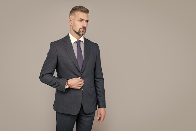 Profissional de moda formal masculina, ceo não barbeado, confiante, chefe grisalho, cópia espaço