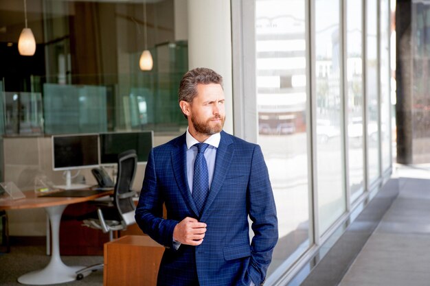 Profissional de moda formal masculino com barba, CEO, empresário confiante