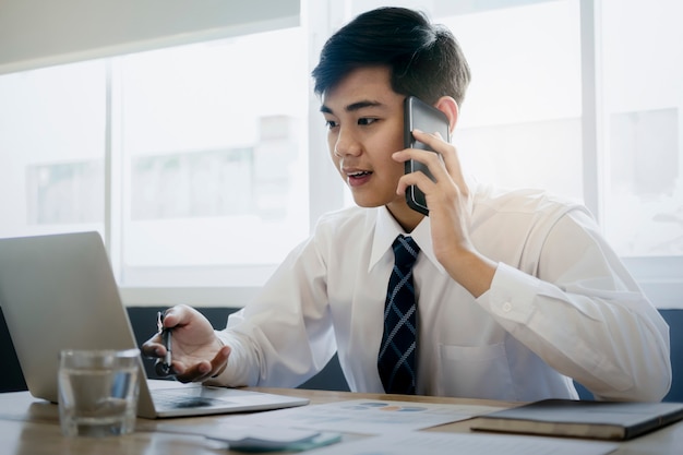 Profissional de negócios jovem startup falando com um cliente em seu celular.